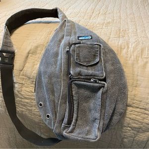 MERU SLING BAG.